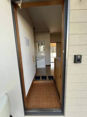 玄関先②〜シューズＢＯＸ、手すり、設置済み〜