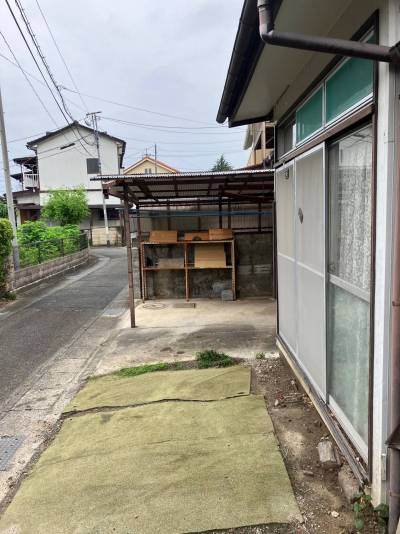 目の前は小道になってます。
