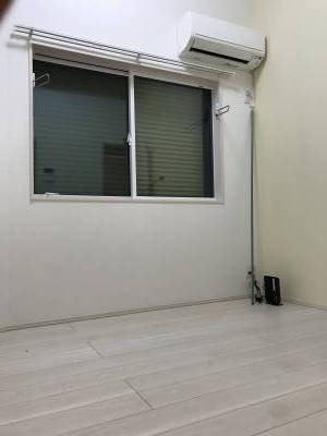 明るい窓とアクセントクロス