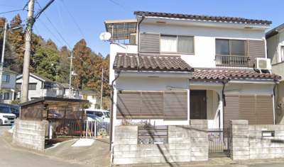 家の隣には駐車場と駐輪場があります