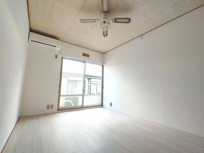 ２階のため、明るいお部屋です