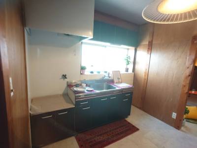 落ち着いた雰囲気のキッチン。換気フード新設済み