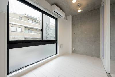 3枚窓で明るい寝室です。