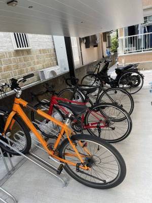 人感センサーが点灯するので夜遅くても安心♪バイクも置けます