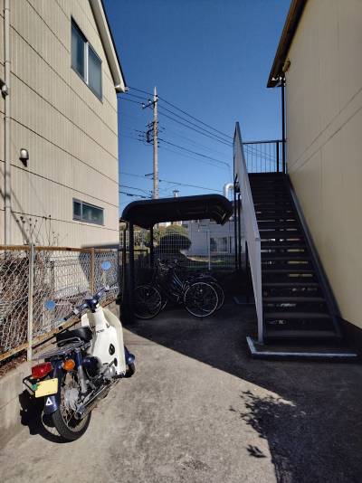 自転車・バイク置き場 (空きあり)