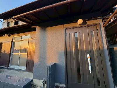 落ち着いた色でドアもダブルロックで安心。