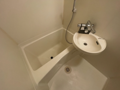 2025年製サーモ水栓設置済。コーキングの劣化部補修済です。