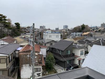 今日は曇っていますが、ベランダからの見晴らしは最高！