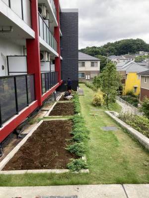 手前から2部屋目が202号室。眼前は開けています