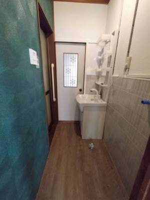 少し狭いですが、お風呂前に洗面台と洗濯機置き場があります。