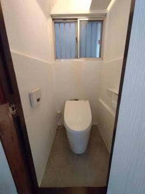 白くて清潔感のあるトイレです