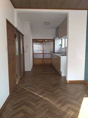 リビングからキッチンを見た写真。奥は和室です。