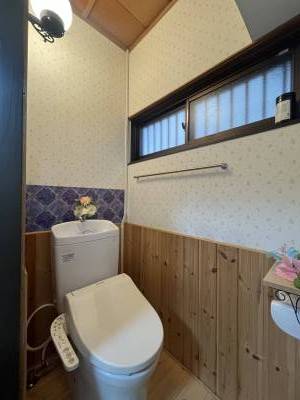 新品ウォシュレット、窓あり換気もバッチリ