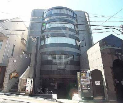 清水坂に面したお洒落な建物です。