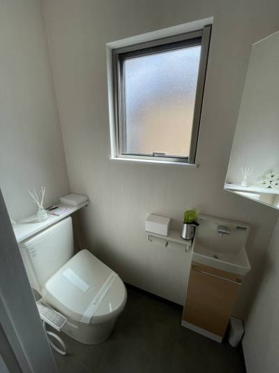 ウォシュレット。トイレにも換気窓付いてます。