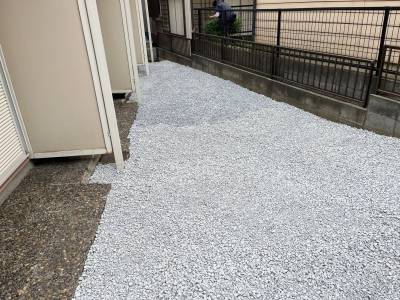 前面に広い庭があり、日当たり良好です。