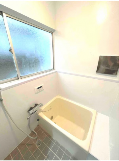 水栓・シャワーも入替済、窓の付いた明るい浴室です！