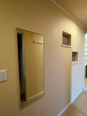 玄関のラインハンガーと姿見鏡でお出かけ前チェックOK