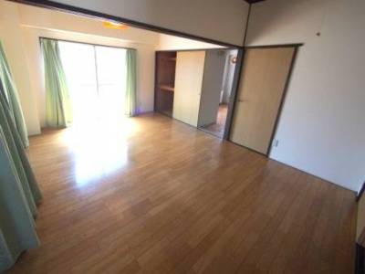 角部屋なので明るい室内