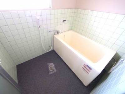 清潔感ある広々とした浴室