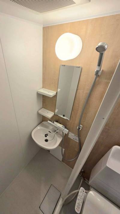 洗面とシャワーブース。