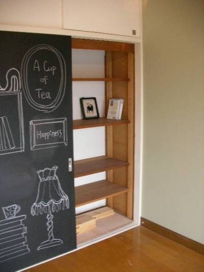 黒板に何を描こう？棚とクロゼット収納のある黒板