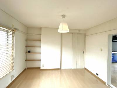 主審室にはウォーク・インクローゼットの外に本棚が