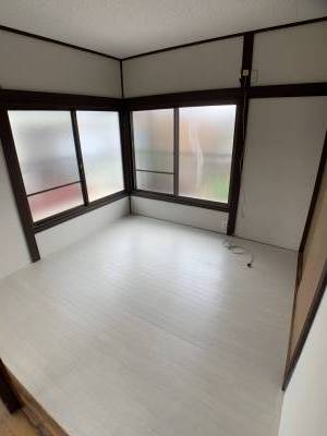 2階奥側の洋室です。ベランダへアクセス可能です。