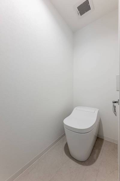 トイレには温水洗浄便座を備えています