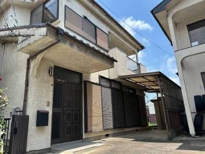 外観　駐車場と建物