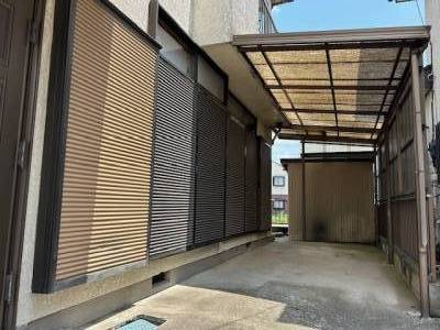 駐車場と奥は大きな物置き