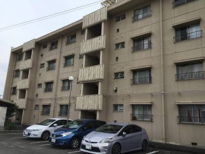 建物前面の駐車場