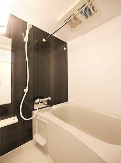 落ち着いた雰囲気のバスルーム。浴室乾燥機付きは便利ですね。