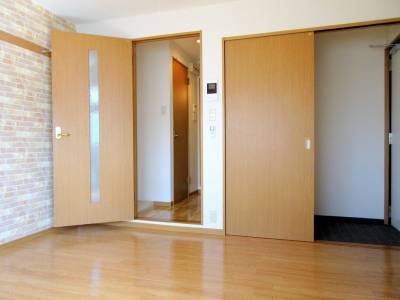 居間はお洒落なアクセントクロス、ワードローブも標準装備