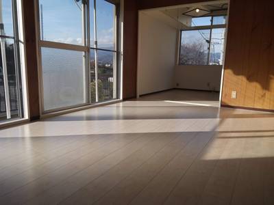 古さは残りますが、広くて開放的なリビングです