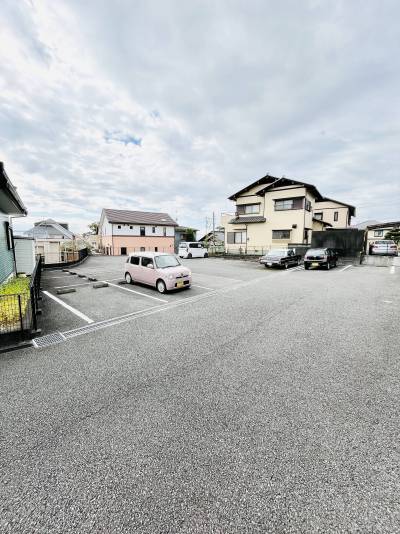 敷地内駐車場は3300円です♪