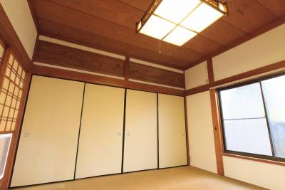 和室8畳です。壁は漆喰です。