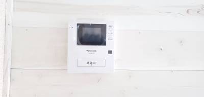 テレビ付きインターフォン。訪問者の顔を見て対応でき安心