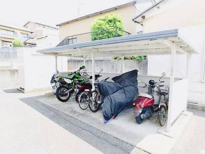 敷地内にバイク置き場もあります♪