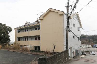 北側外観です。共用廊下部分です。