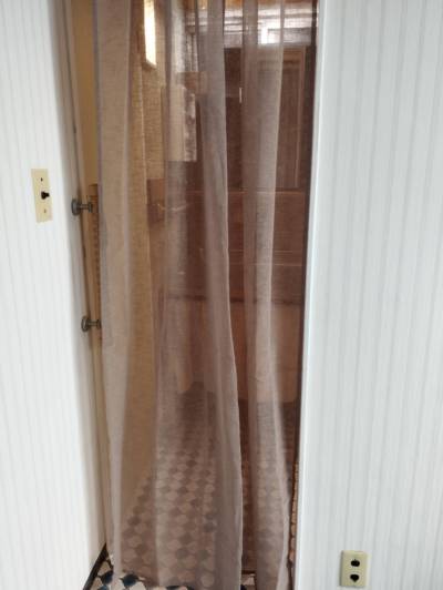 カーテン越しに洗面化粧台スペース