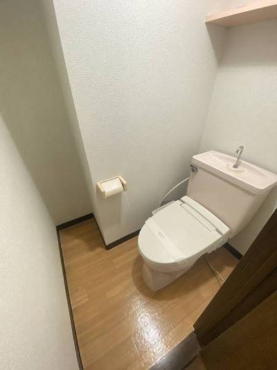 温水洗浄便座付きの清潔なトイレ