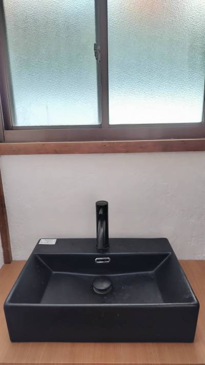 2階の洗面台（給水のみ）
黒の陶器製。右手に豊富な収納棚