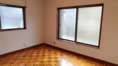 2階の洋室は床のフローリングが箱根細工のようなレトロ模様