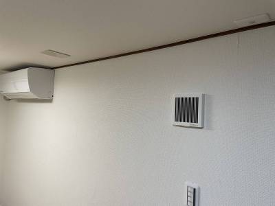 換気扇と天井下LANポート