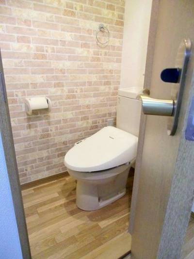 トイレもお洒落なアクセントクロス、ウォシュレット標準装備