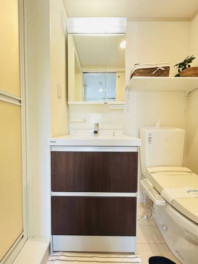 独立洗面台付き！身支度も快適、お洒落な空間です。