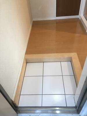 玄関はタイル貼りです