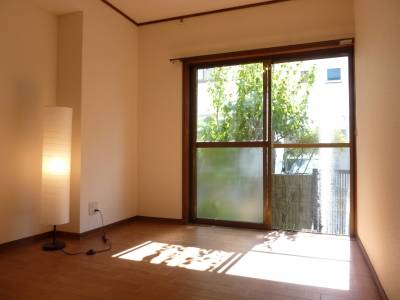 1F洋室　南向きで明るいです。