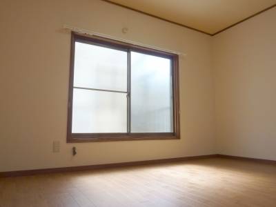 2F洋室　南向きで昼間はとても明るいです